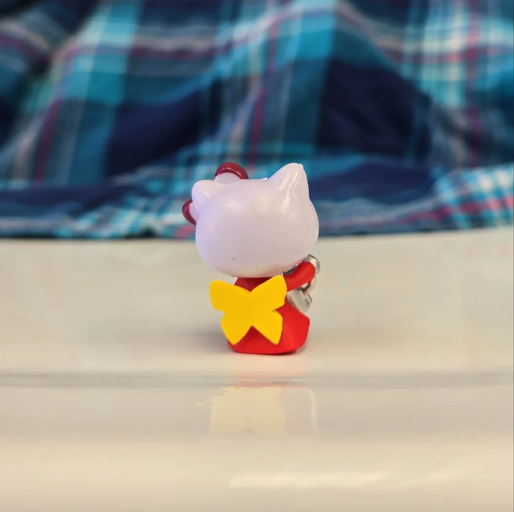 🍒🍒 Hello Kitty Mini Figure - Picture 4 of 8